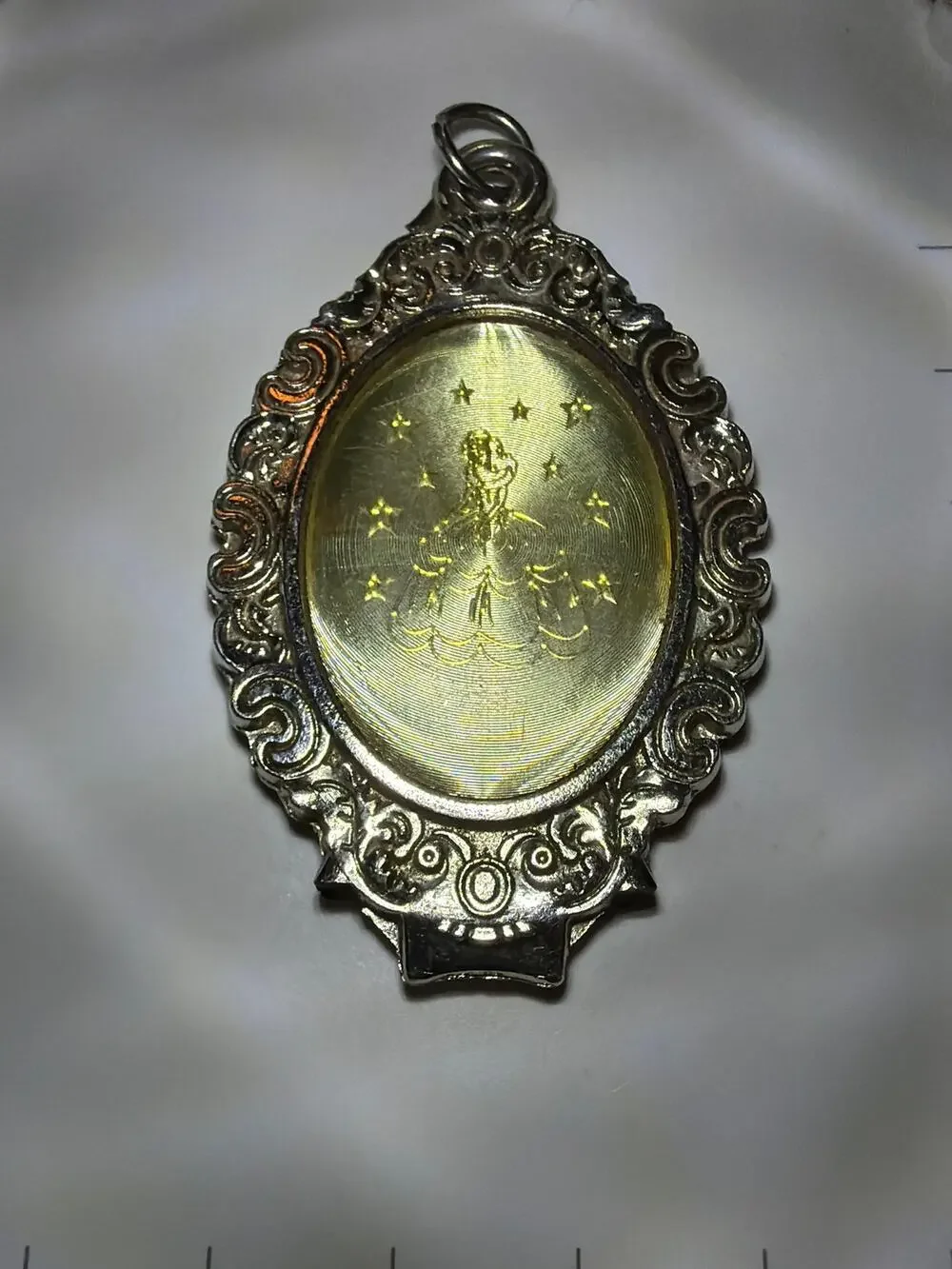 Vintage Style Oval Pendant Princess Stars Gold Tone Ornate Silver Charm Belle ?